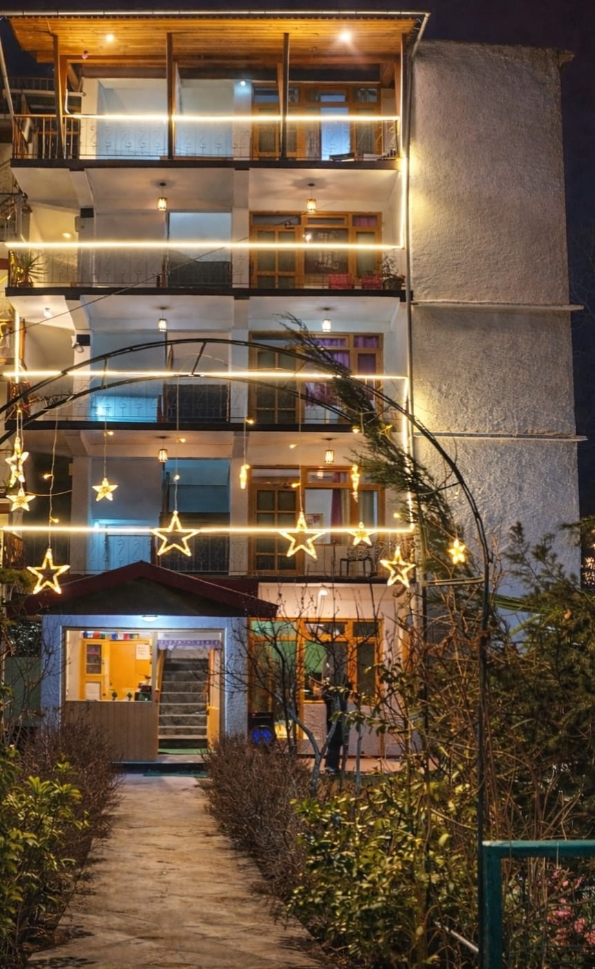 Everest Villa Manali exterior with mountain backdrop